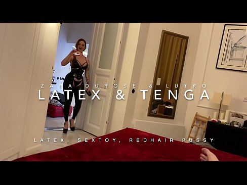 ❤️ Ngoanana e monyane ea nang le hlooho e khubelu ea apereng seaparo sa latex se kentsoeng ke ntate oa bobeli ️❌ ️❤